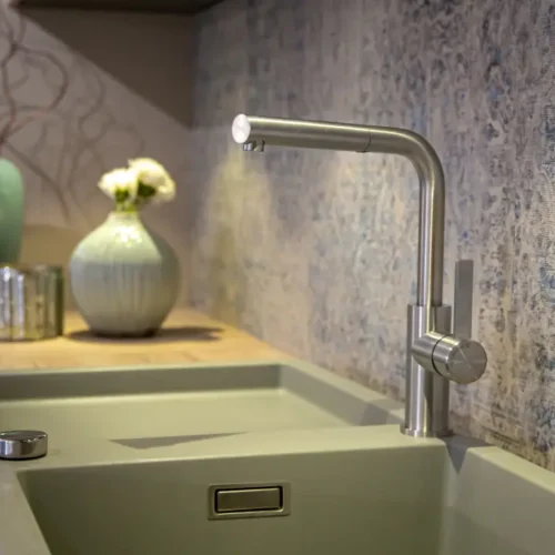 Modelo de torneira de bancada para cozinha de aço escovado