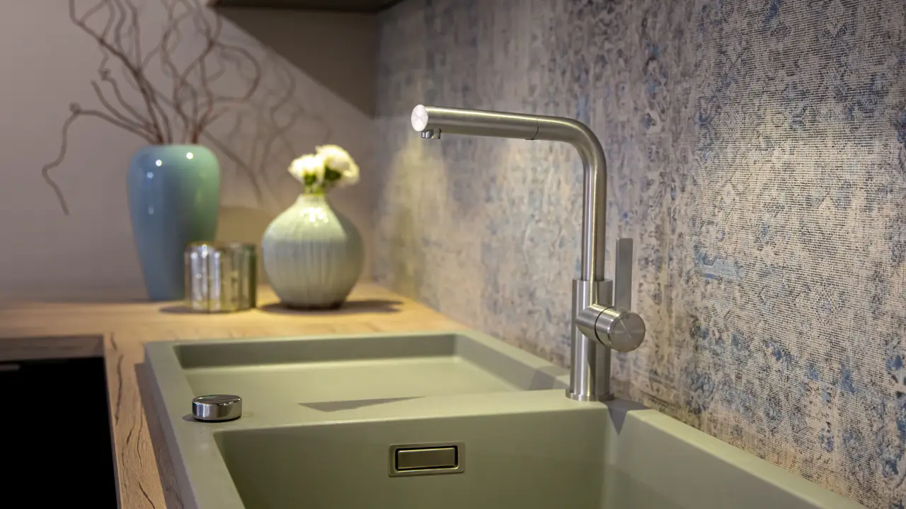 Modelo de torneira de bancada para cozinha de aço escovado