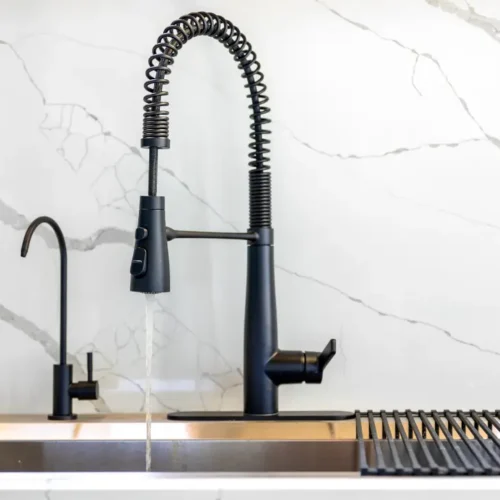 Torneira de bancada preta em pia de mármore de cozinha gourmet