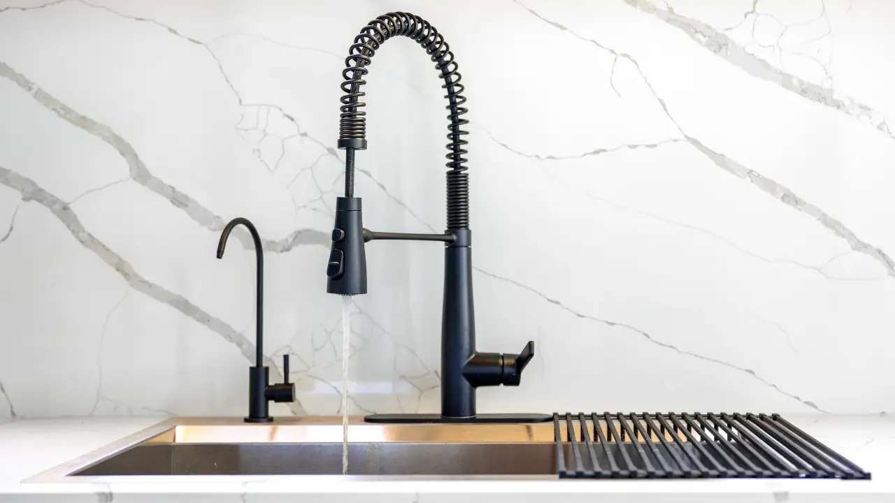 Torneira de bancada preta em pia de mármore de cozinha gourmet