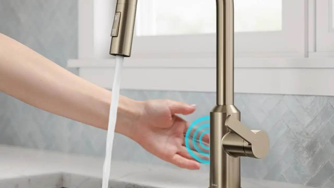 Torneiras com Sensor (Touchless) sendo ativada ao aproximar a mão.